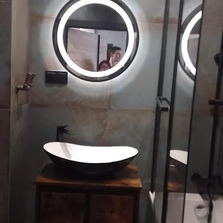 Workation Centre Airport Boutique Designer Bath, 3-4 Days Offer, Kitchen, Balkony, Aircon Apartment *