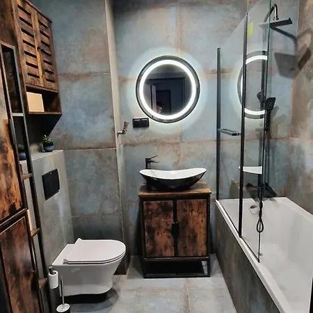 Apartment Workation Centre Airport Boutique Designer Bath, 3-4 Days Offer, Kitchen, Balkony, Aircon Warsaw
